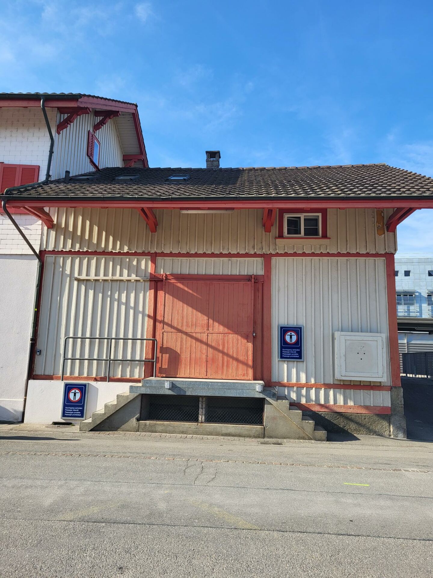 52m² shop