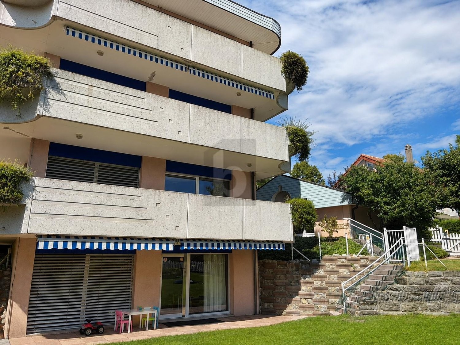 300m² Büro, Foto 1 von 4