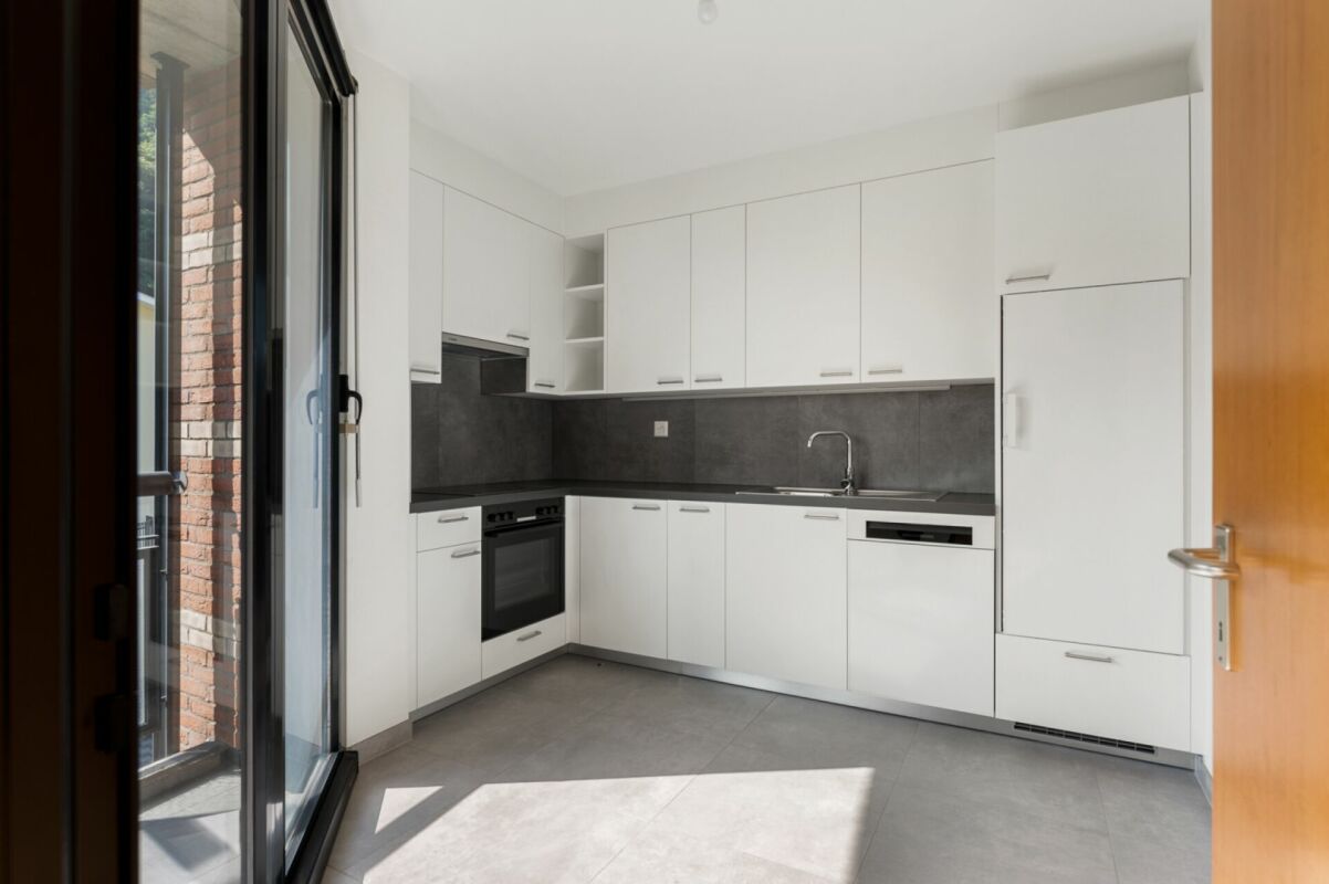 3 ½ Zimmer-Wohnung
Junge Familie gesucht
Ideale Wohnung für eine Familie mit Kindern dank der Nähe zu Kindergarten und Primarschule. Die Wohnung verfügt über:
* Entrée mit Einbauschrank
* grosszügiges Wohnzimmer mit Zugang zum Balkon
* separate, voll ausgestattete Küche mit Zugang zum B, Foto 1 von 7