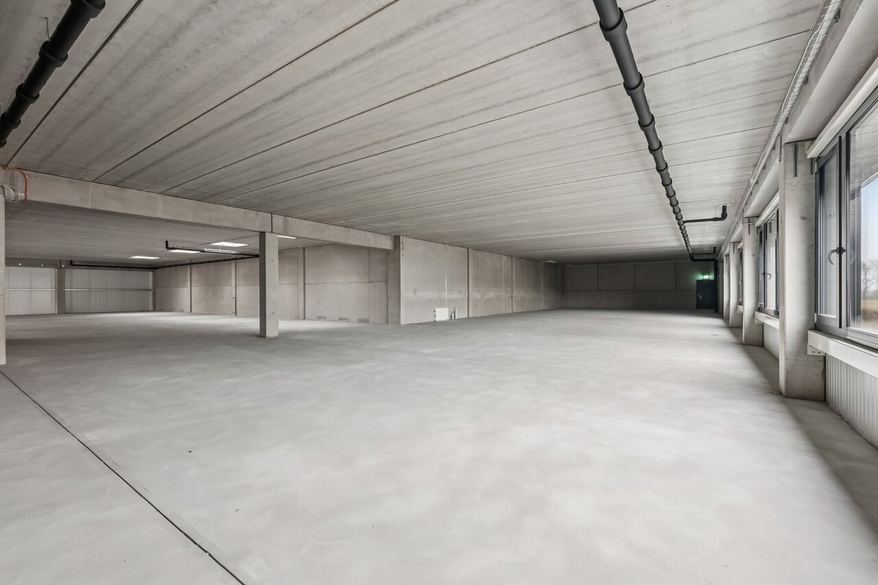 930m² office