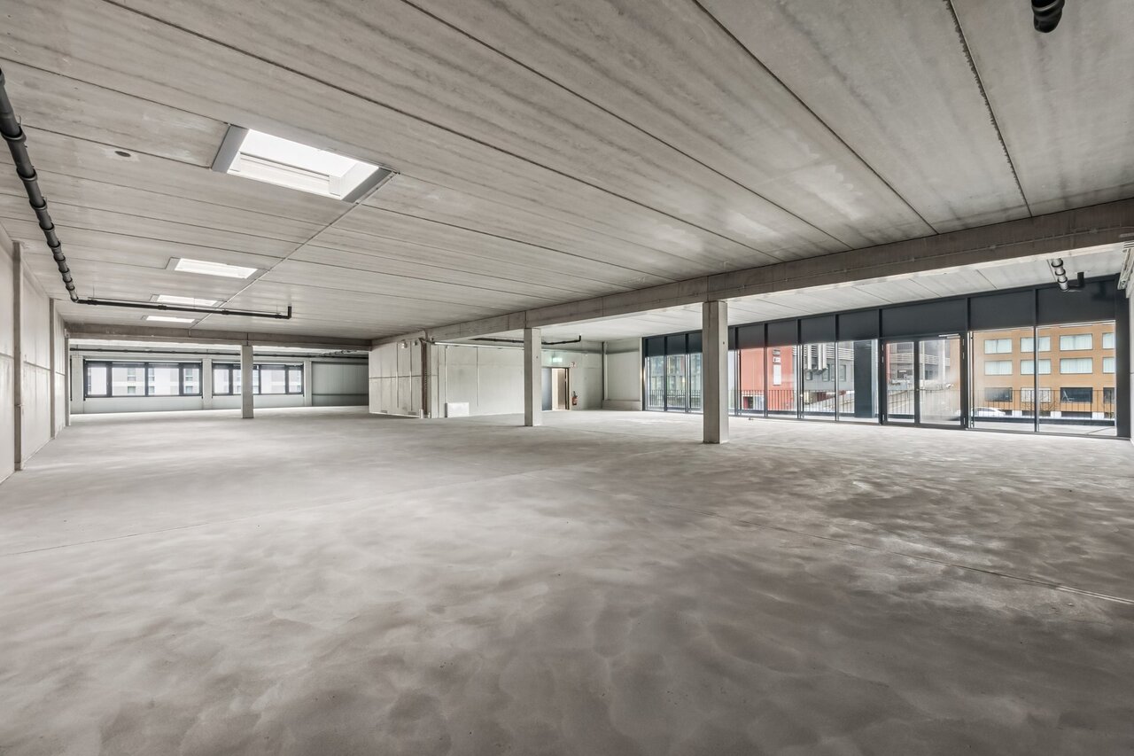 930m² office