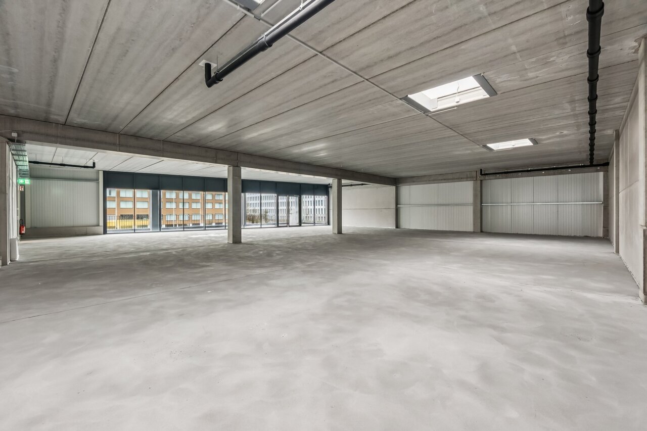 930m² office