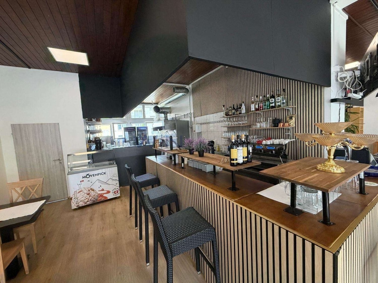 Restaurant de 240m²
FAITS-WE
- Kleinbasel, haute fréquentation, proche de la foire, de la gare Badischer Bahnhof et du Rhin
- 230 m² de plain-pied, salles de restauration meublées, cuisine professionnelle
- Pièces annexes disponibles, inventaire reprenable séparément, aucun temps de rénovation
Con, photo 5 sur 9