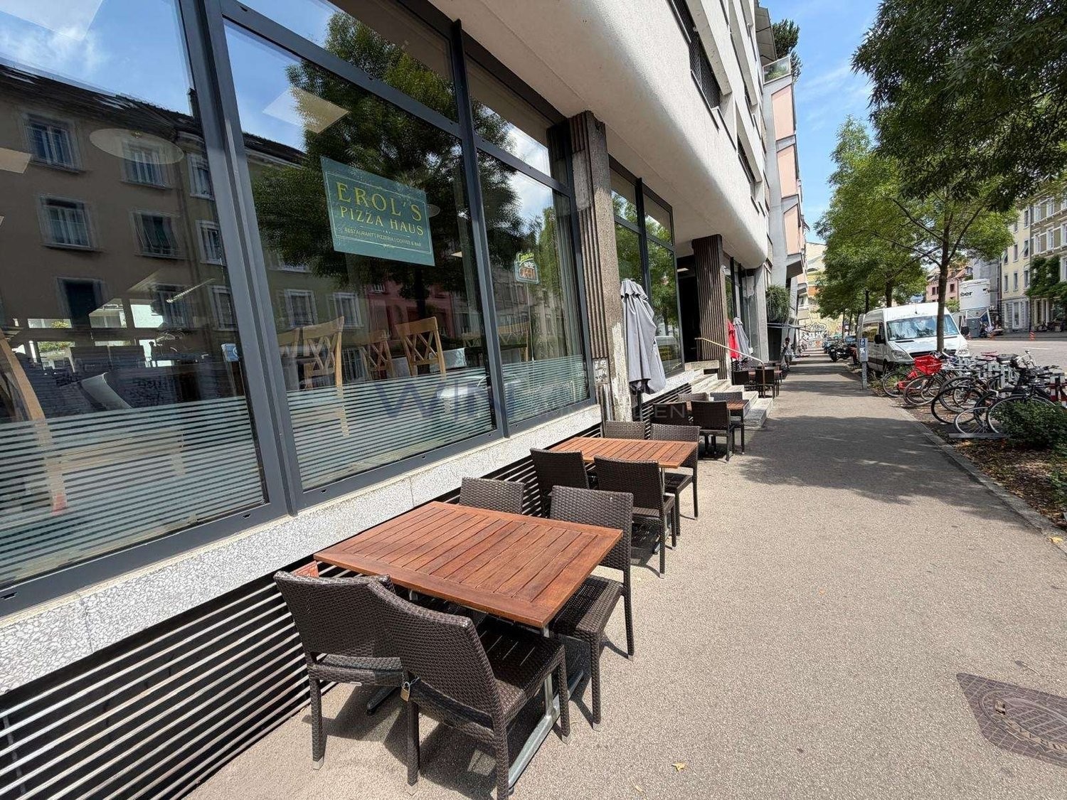 Restaurant de 240m²
FAITS-WE
- Kleinbasel, haute fréquentation, proche de la foire, de la gare Badischer Bahnhof et du Rhin
- 230 m² de plain-pied, salles de restauration meublées, cuisine professionnelle
- Pièces annexes disponibles, inventaire reprenable séparément, aucun temps de rénovation
Con, photo 1 sur 9