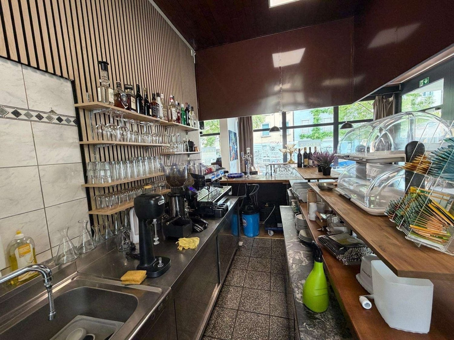 Restaurant de 240m²
FAITS-WE
- Kleinbasel, haute fréquentation, proche de la foire, de la gare Badischer Bahnhof et du Rhin
- 230 m² de plain-pied, salles de restauration meublées, cuisine professionnelle
- Pièces annexes disponibles, inventaire reprenable séparément, aucun temps de rénovation
Con, photo 9 sur 9