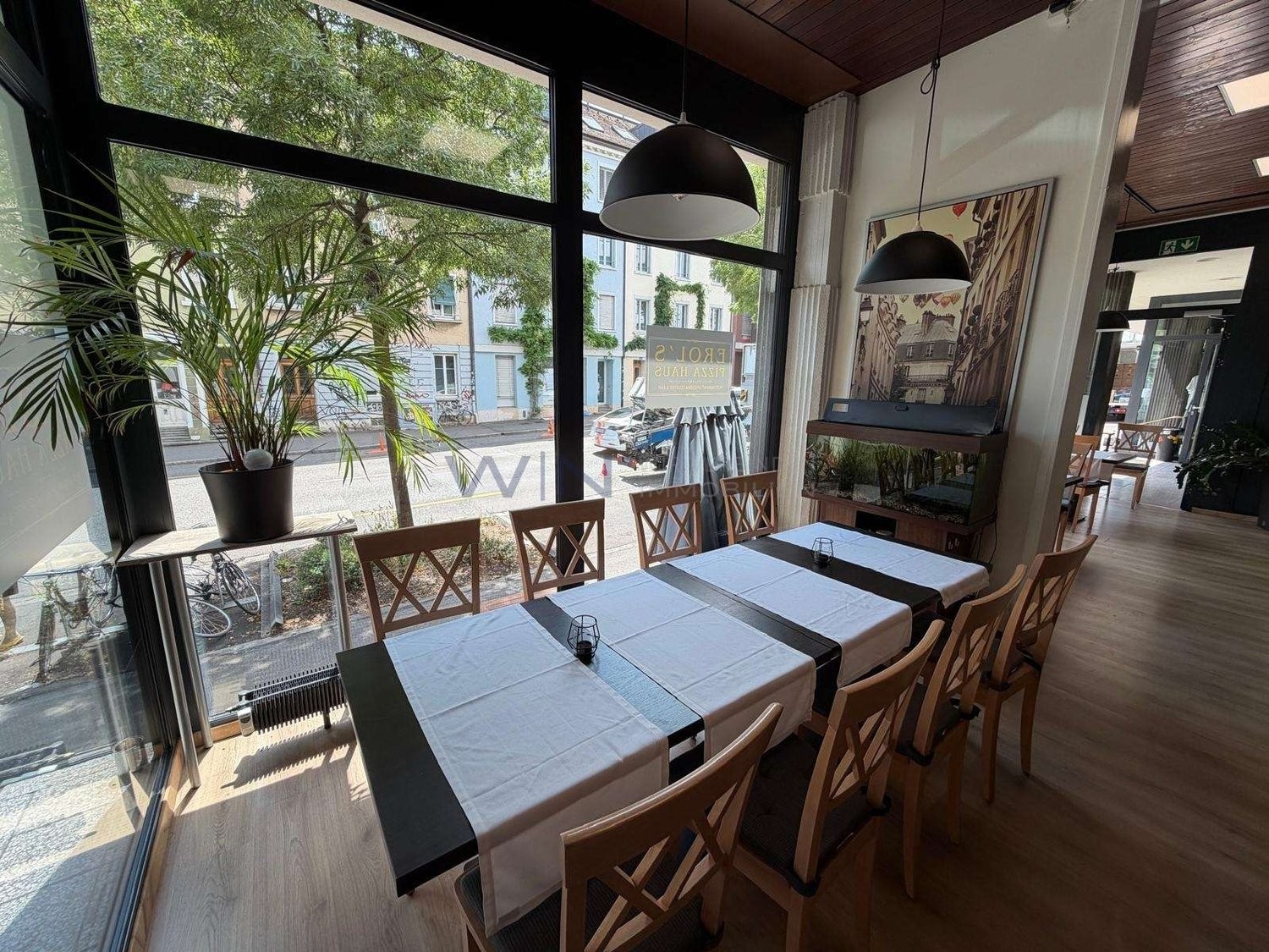 Restaurant de 240m²
FAITS-WE
- Kleinbasel, haute fréquentation, proche de la foire, de la gare Badischer Bahnhof et du Rhin
- 230 m² de plain-pied, salles de restauration meublées, cuisine professionnelle
- Pièces annexes disponibles, inventaire reprenable séparément, aucun temps de rénovation
Con, photo 3 sur 9