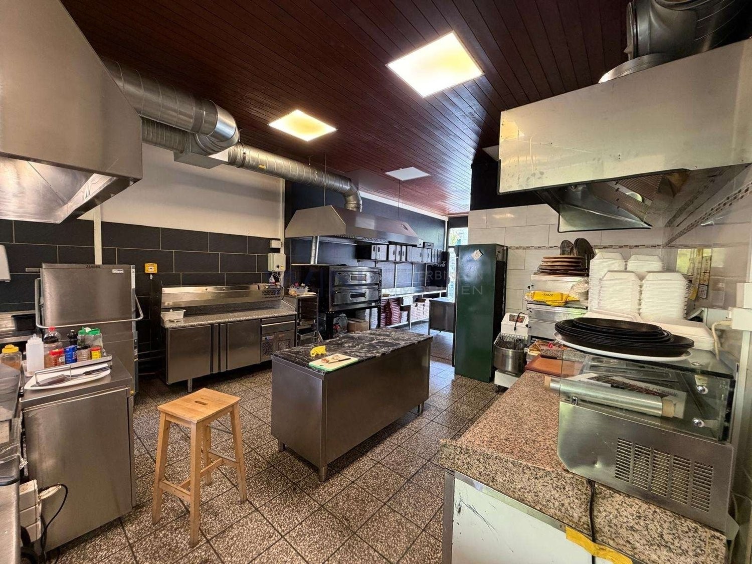 Restaurant de 240m²
FAITS-WE
- Kleinbasel, haute fréquentation, proche de la foire, de la gare Badischer Bahnhof et du Rhin
- 230 m² de plain-pied, salles de restauration meublées, cuisine professionnelle
- Pièces annexes disponibles, inventaire reprenable séparément, aucun temps de rénovation
Con, photo 6 sur 9