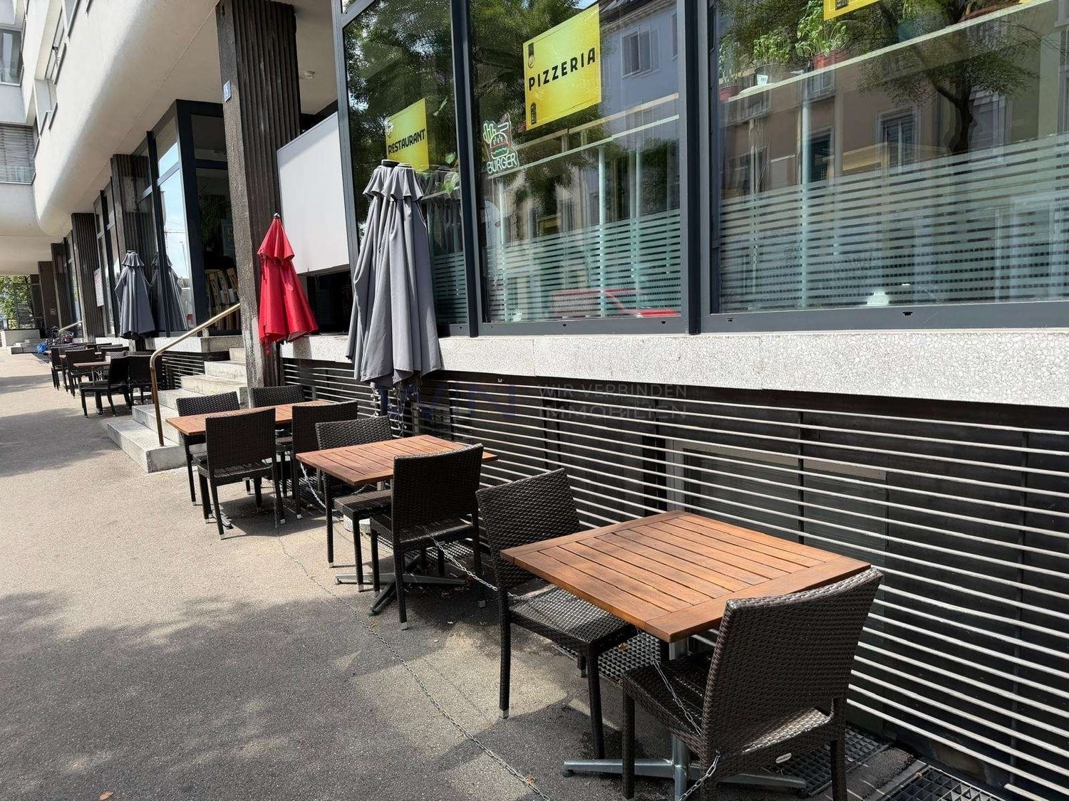 Restaurant de 240m²
FAITS-WE
- Kleinbasel, haute fréquentation, proche de la foire, de la gare Badischer Bahnhof et du Rhin
- 230 m² de plain-pied, salles de restauration meublées, cuisine professionnelle
- Pièces annexes disponibles, inventaire reprenable séparément, aucun temps de rénovation
Con, photo 2 sur 9