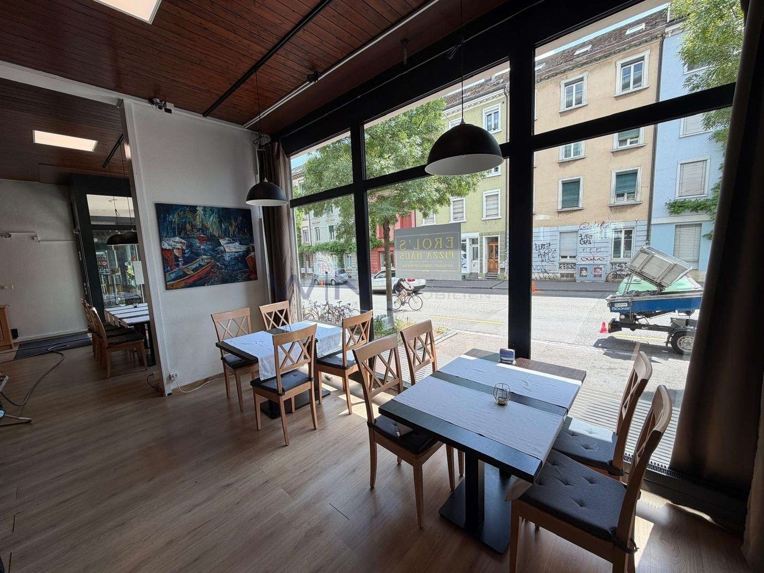 Restaurant de 240m²
FAITS-WE
- Kleinbasel, haute fréquentation, proche de la foire, de la gare Badischer Bahnhof et du Rhin
- 230 m² de plain-pied, salles de restauration meublées, cuisine professionnelle
- Pièces annexes disponibles, inventaire reprenable séparément, aucun temps de rénovation
Con, photo 4 sur 9