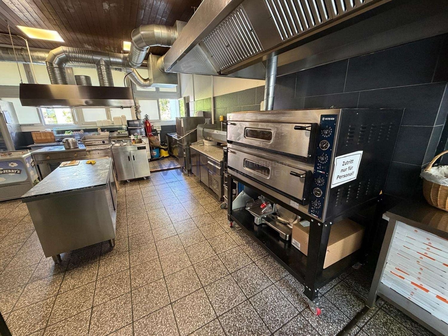 Restaurant de 240m²
FAITS-WE
- Kleinbasel, haute fréquentation, proche de la foire, de la gare Badischer Bahnhof et du Rhin
- 230 m² de plain-pied, salles de restauration meublées, cuisine professionnelle
- Pièces annexes disponibles, inventaire reprenable séparément, aucun temps de rénovation
Con, photo 7 sur 9