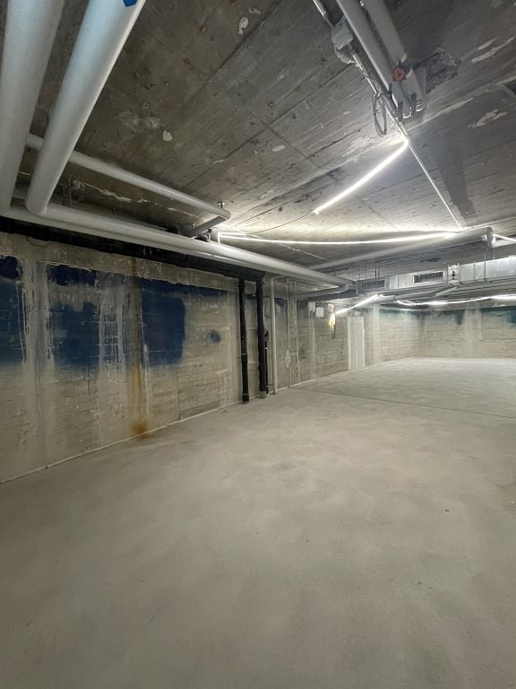 100m² storage room