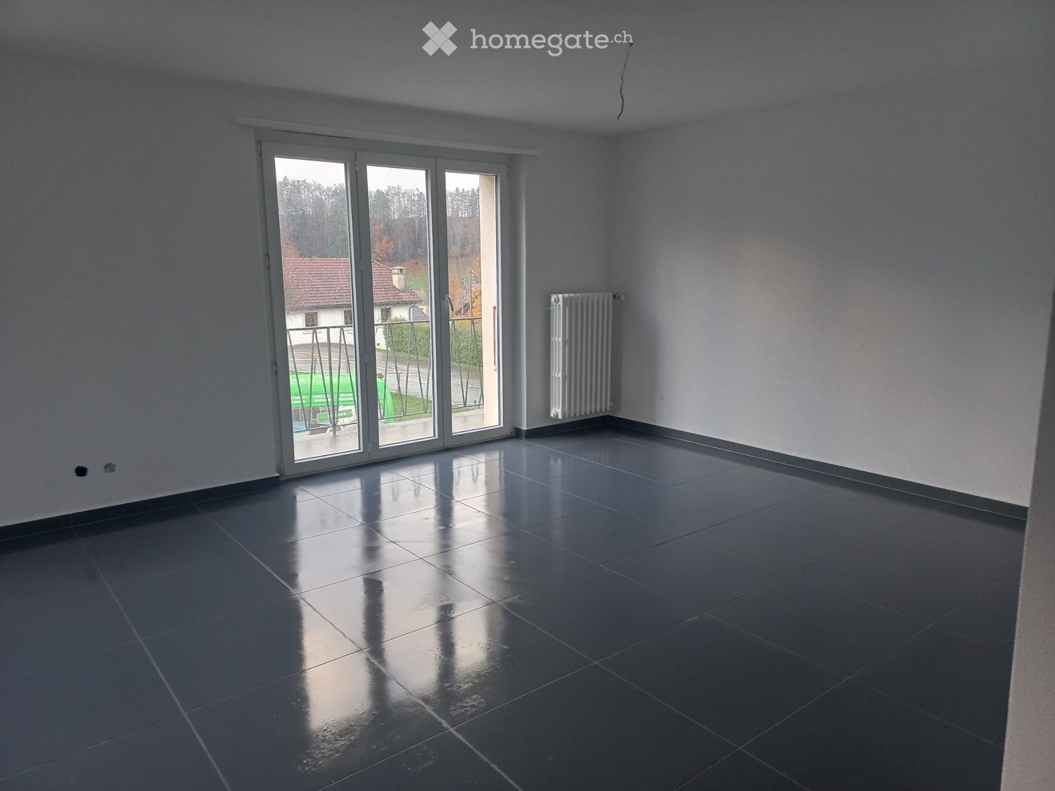 3 ½ Zimmer Wohnung

3.5-Zimmer-Wohnung zu vermieten im Gebäude der Maitres, rue des Tilleuls 1, 2873 Saulcy in einem grossen Haus mit 2 Wohnungen. Wohnung im Erdgeschoss mit Balkon (direkter Aussenzugang), 2 Schlafzimmer, 1 Badezimmer mit Dusche und WC, ausgestattete Küche, 1 grosser, offener Wohn-E