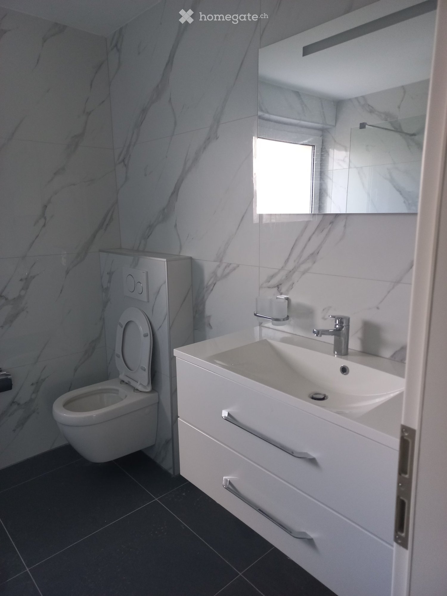 3 ½ Zimmer Wohnung

3.5-Zimmer-Wohnung zu vermieten im Gebäude der Maitres, rue des Tilleuls 1, 2873 Saulcy in einem grossen Haus mit 2 Wohnungen. Wohnung im Erdgeschoss mit Balkon (direkter Aussenzugang), 2 Schlafzimmer, 1 Badezimmer mit Dusche und WC, ausgestattete Küche, 1 grosser, offener Wohn-E