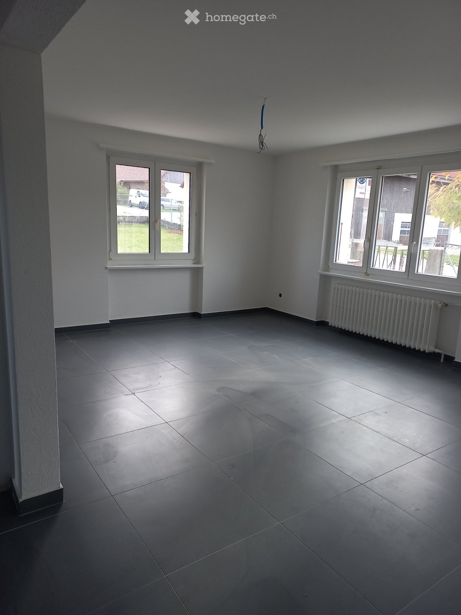 3 ½ Zimmer Wohnung

3.5-Zimmer-Wohnung zu vermieten im Gebäude der Maitres, rue des Tilleuls 1, 2873 Saulcy in einem grossen Haus mit 2 Wohnungen. Wohnung im Erdgeschoss mit Balkon (direkter Aussenzugang), 2 Schlafzimmer, 1 Badezimmer mit Dusche und WC, ausgestattete Küche, 1 grosser, offener Wohn-E