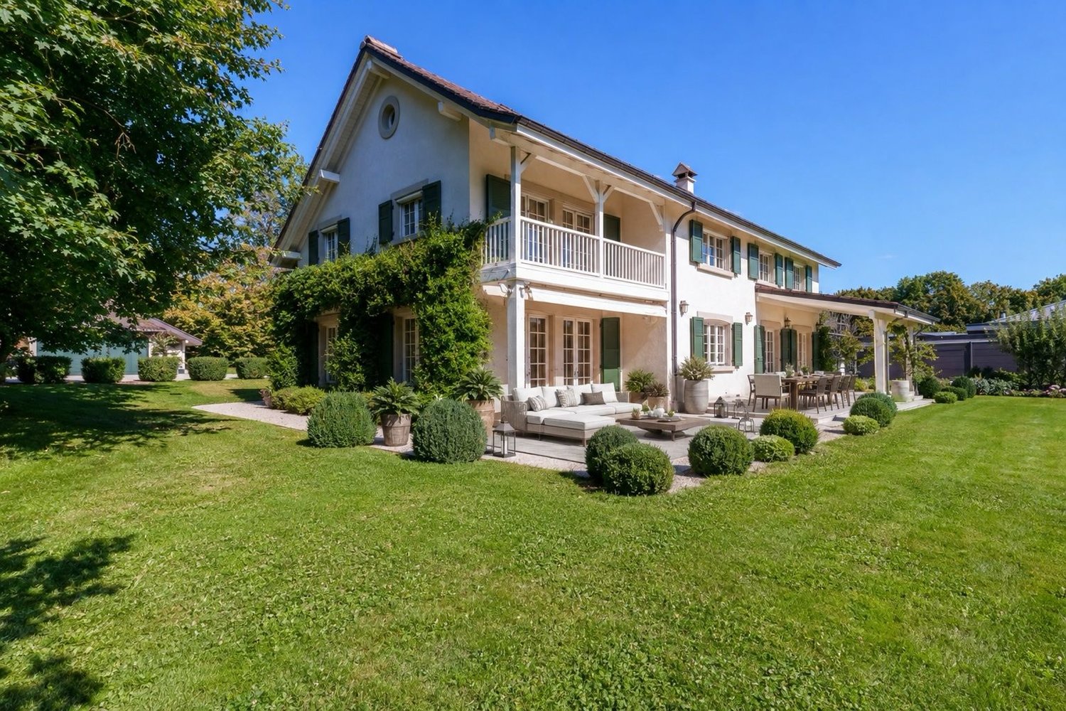 9-Zimmer-Villa, Foto 1 von 10