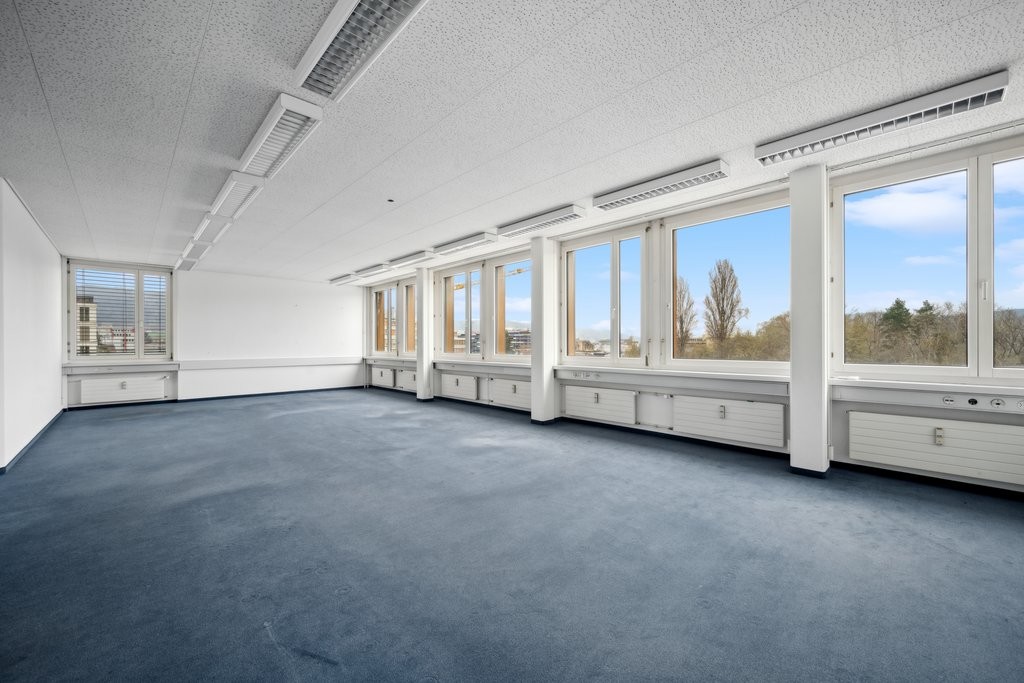 635m² office