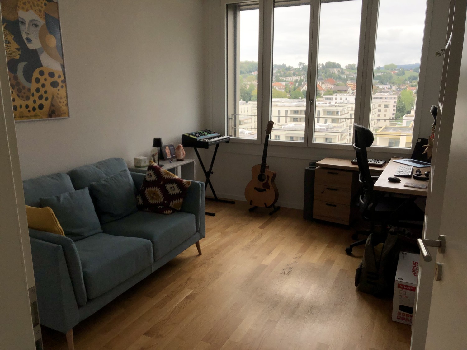 3 ½ Zimmer Wohnung
3,5-Zimmer-Wohnung im Öko-Quartier l'Ancienne-Papeterie (Marly), im 10. Stock eines Neubaus (erbaut 2022), an der Rue des Frères-Lumière 6. Mit einer Fläche von 90 m² bietet diese moderne und helle Wohnung einen komfortablen Lebensraum mit einer sehr schönen Aussicht.
- **Geräum, Foto 3 von 10