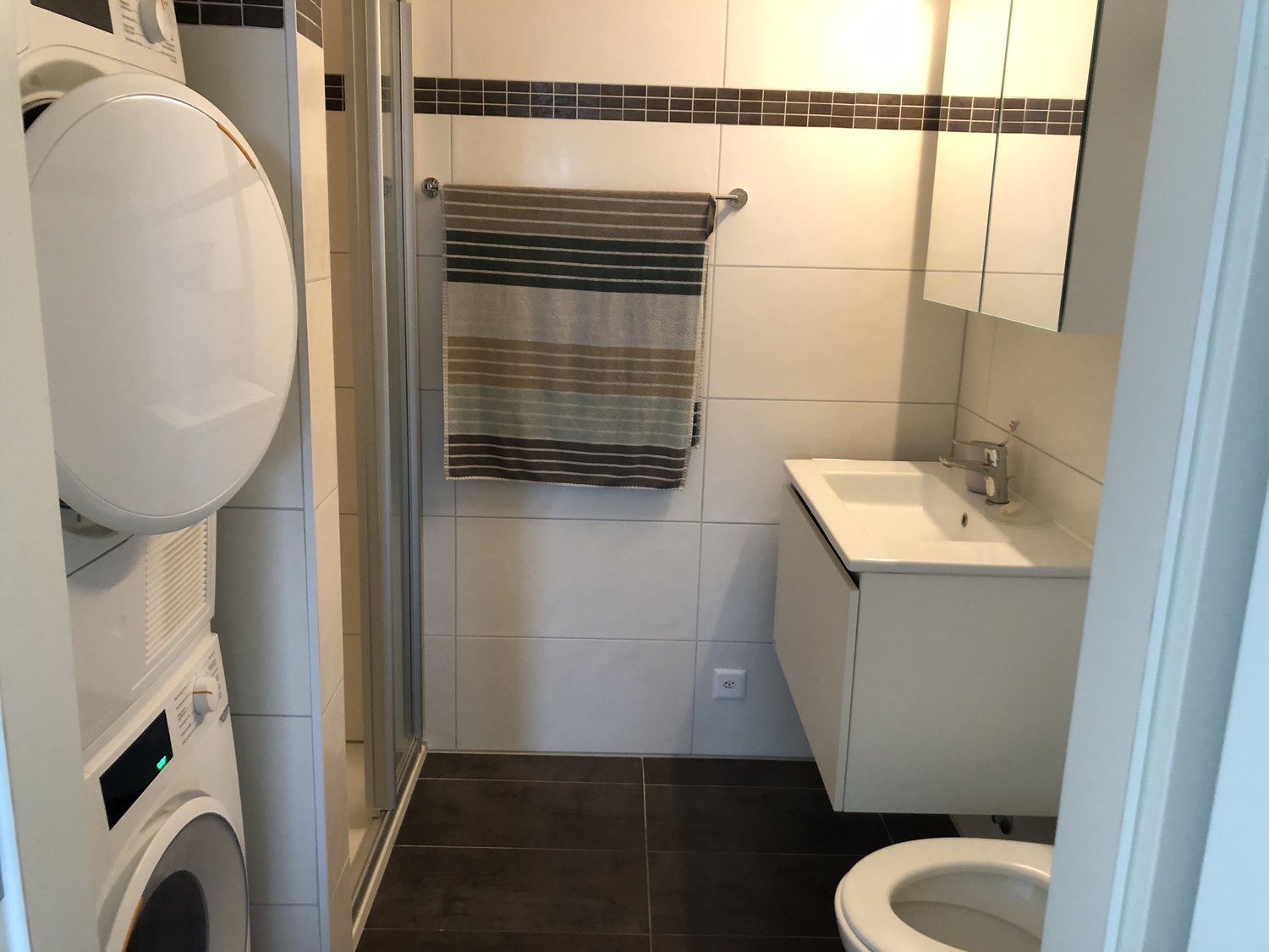 3 ½ Zimmer Wohnung
3,5-Zimmer-Wohnung im Öko-Quartier l'Ancienne-Papeterie (Marly), im 10. Stock eines Neubaus (erbaut 2022), an der Rue des Frères-Lumière 6. Mit einer Fläche von 90 m² bietet diese moderne und helle Wohnung einen komfortablen Lebensraum mit einer sehr schönen Aussicht.
- **Geräum, Foto 5 von 10