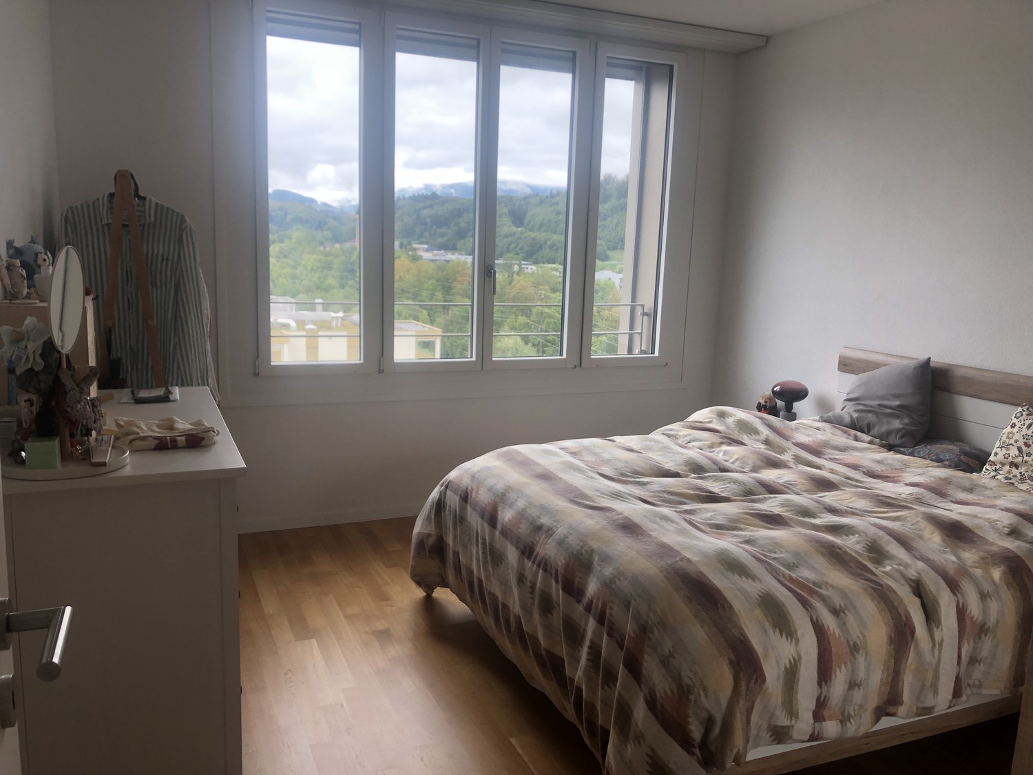 3 ½ Zimmer Wohnung
3,5-Zimmer-Wohnung im Öko-Quartier l'Ancienne-Papeterie (Marly), im 10. Stock eines Neubaus (erbaut 2022), an der Rue des Frères-Lumière 6. Mit einer Fläche von 90 m² bietet diese moderne und helle Wohnung einen komfortablen Lebensraum mit einer sehr schönen Aussicht.
- **Geräum, Foto 4 von 10