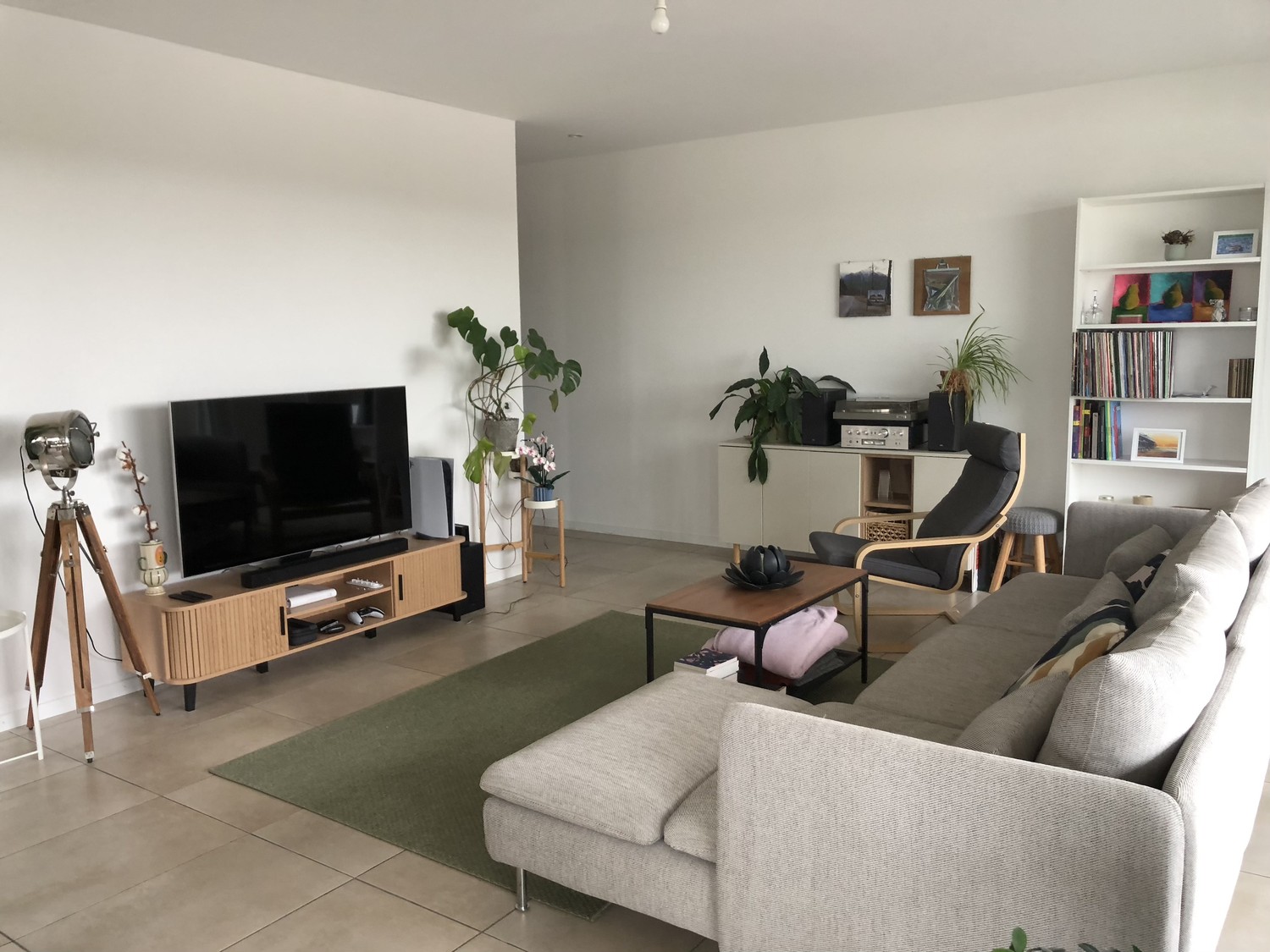 3 ½ Zimmer Wohnung
3,5-Zimmer-Wohnung im Öko-Quartier l'Ancienne-Papeterie (Marly), im 10. Stock eines Neubaus (erbaut 2022), an der Rue des Frères-Lumière 6. Mit einer Fläche von 90 m² bietet diese moderne und helle Wohnung einen komfortablen Lebensraum mit einer sehr schönen Aussicht.
- **Geräum, Foto 2 von 10
