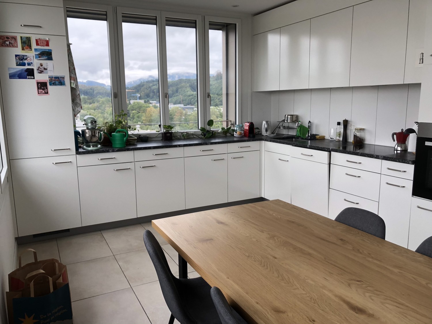 3 ½ Zimmer Wohnung
3,5-Zimmer-Wohnung im Öko-Quartier l'Ancienne-Papeterie (Marly), im 10. Stock eines Neubaus (erbaut 2022), an der Rue des Frères-Lumière 6. Mit einer Fläche von 90 m² bietet diese moderne und helle Wohnung einen komfortablen Lebensraum mit einer sehr schönen Aussicht.
- **Geräum, Foto 1 von 10