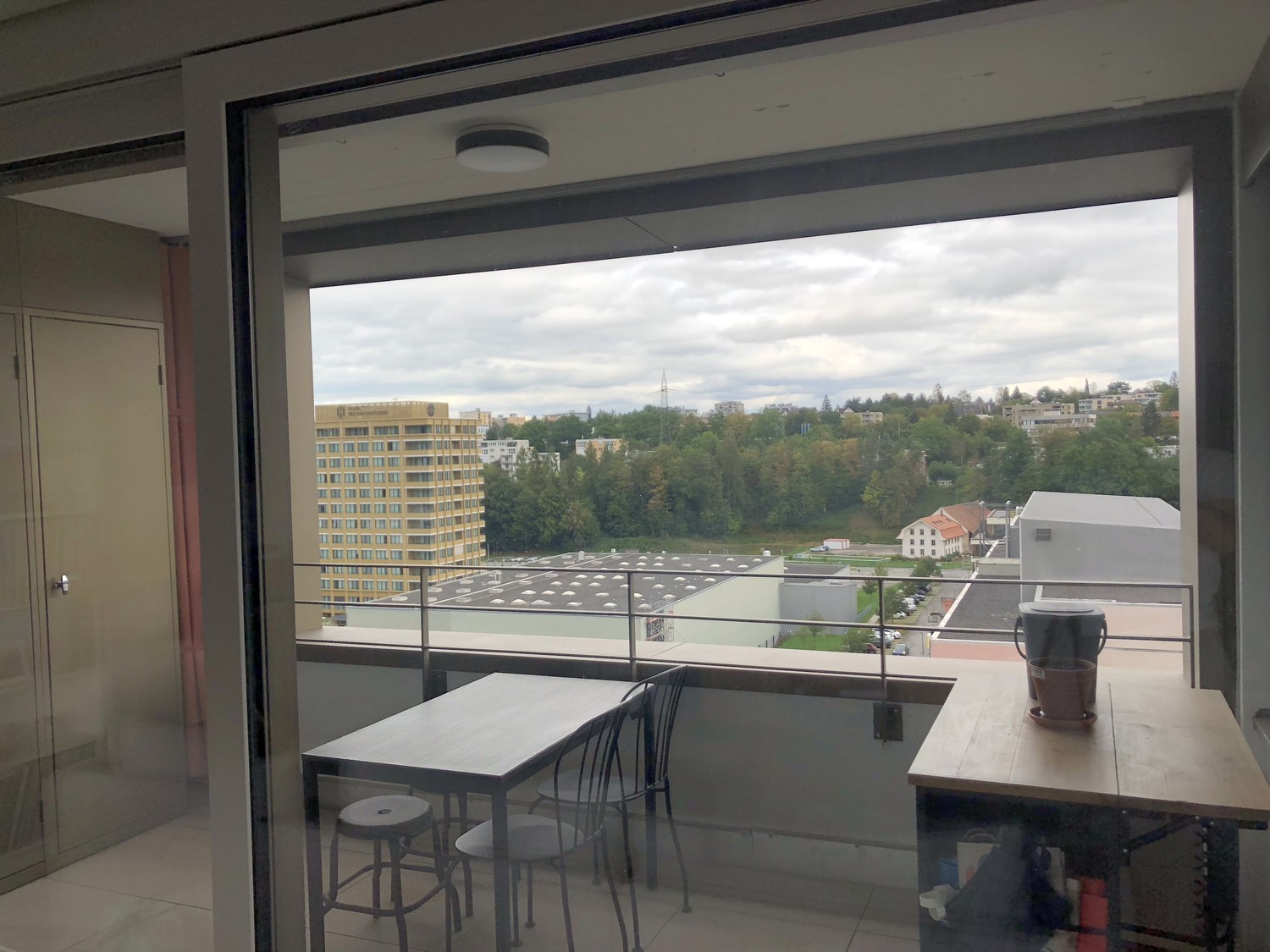 3 ½ Zimmer Wohnung
3,5-Zimmer-Wohnung im Öko-Quartier l'Ancienne-Papeterie (Marly), im 10. Stock eines Neubaus (erbaut 2022), an der Rue des Frères-Lumière 6. Mit einer Fläche von 90 m² bietet diese moderne und helle Wohnung einen komfortablen Lebensraum mit einer sehr schönen Aussicht.
- **Geräum, Foto 10 von 10