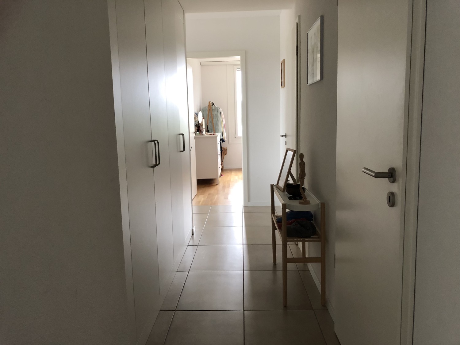 3 ½ Zimmer Wohnung
3,5-Zimmer-Wohnung im Öko-Quartier l'Ancienne-Papeterie (Marly), im 10. Stock eines Neubaus (erbaut 2022), an der Rue des Frères-Lumière 6. Mit einer Fläche von 90 m² bietet diese moderne und helle Wohnung einen komfortablen Lebensraum mit einer sehr schönen Aussicht.
- **Geräum, Foto 7 von 10