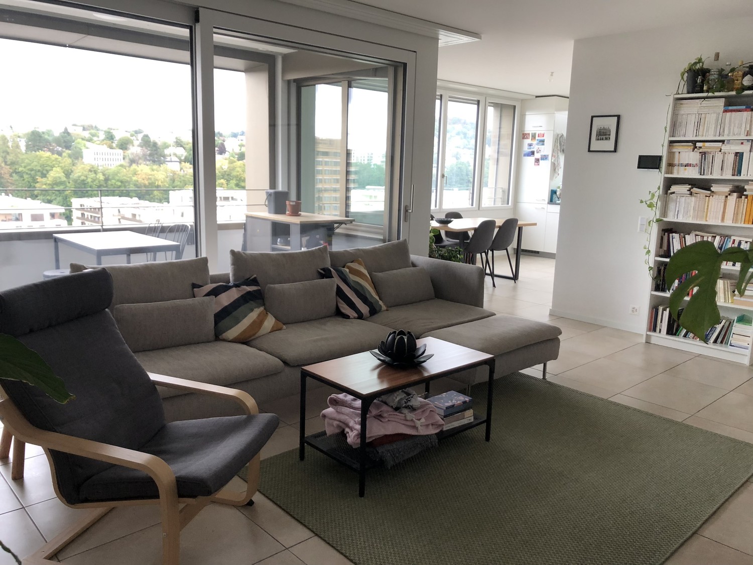 3 ½ Zimmer Wohnung
3,5-Zimmer-Wohnung im Öko-Quartier l'Ancienne-Papeterie (Marly), im 10. Stock eines Neubaus (erbaut 2022), an der Rue des Frères-Lumière 6. Mit einer Fläche von 90 m² bietet diese moderne und helle Wohnung einen komfortablen Lebensraum mit einer sehr schönen Aussicht.
- **Geräum, Foto 8 von 10