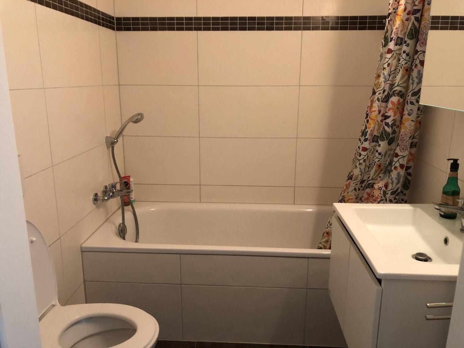 3 ½ Zimmer Wohnung
3,5-Zimmer-Wohnung im Öko-Quartier l'Ancienne-Papeterie (Marly), im 10. Stock eines Neubaus (erbaut 2022), an der Rue des Frères-Lumière 6. Mit einer Fläche von 90 m² bietet diese moderne und helle Wohnung einen komfortablen Lebensraum mit einer sehr schönen Aussicht.
- **Geräum, Foto 6 von 10