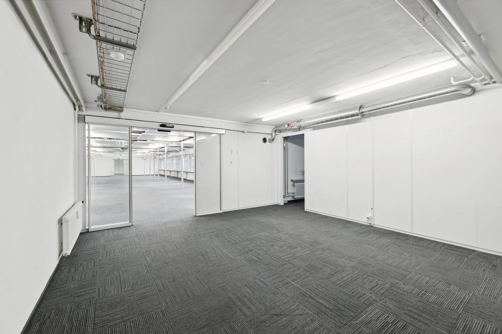 516m² office