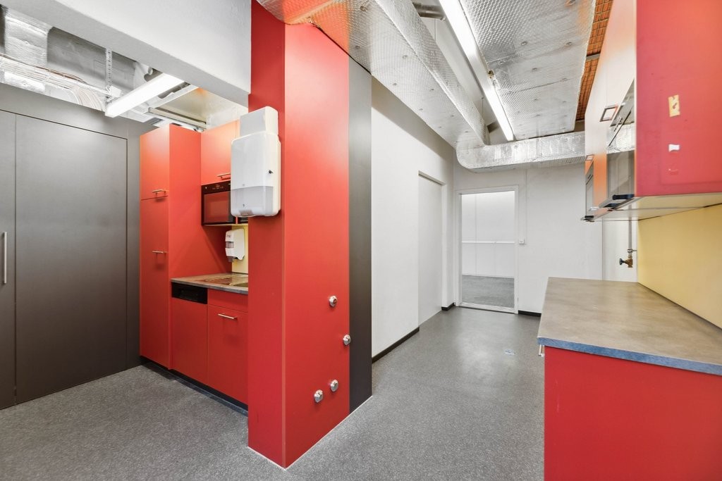 516m² office