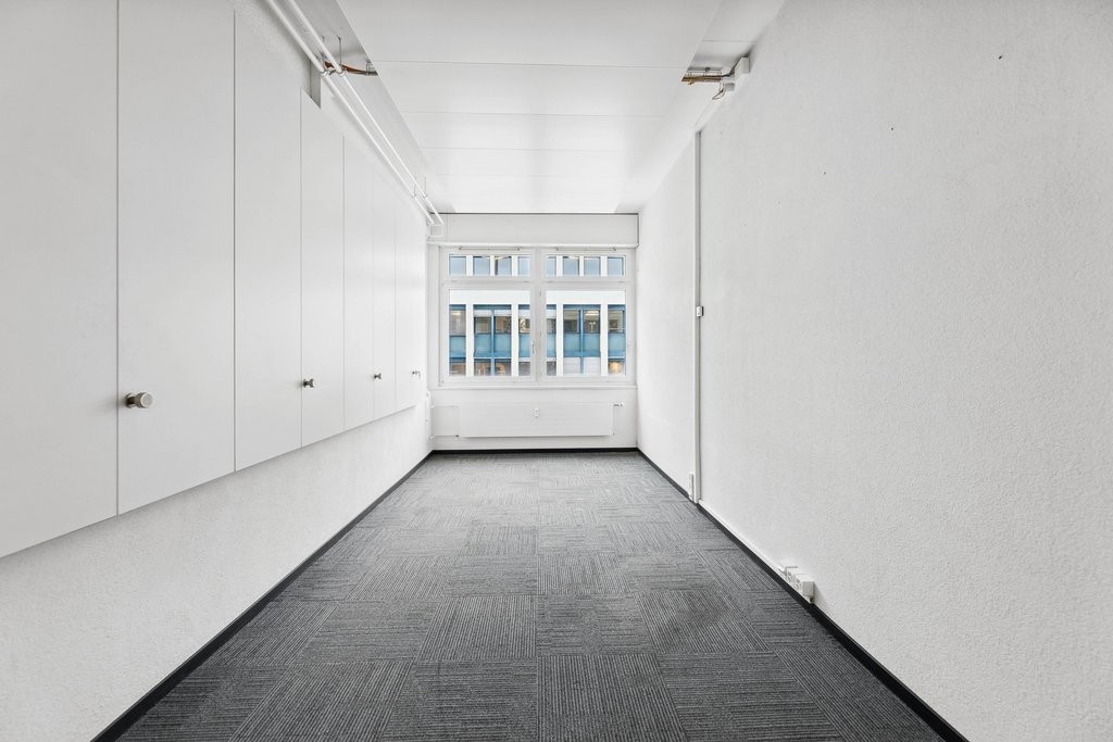 516m² office
