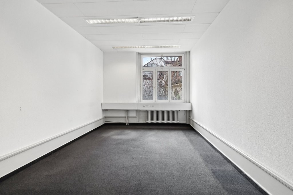 371m² office