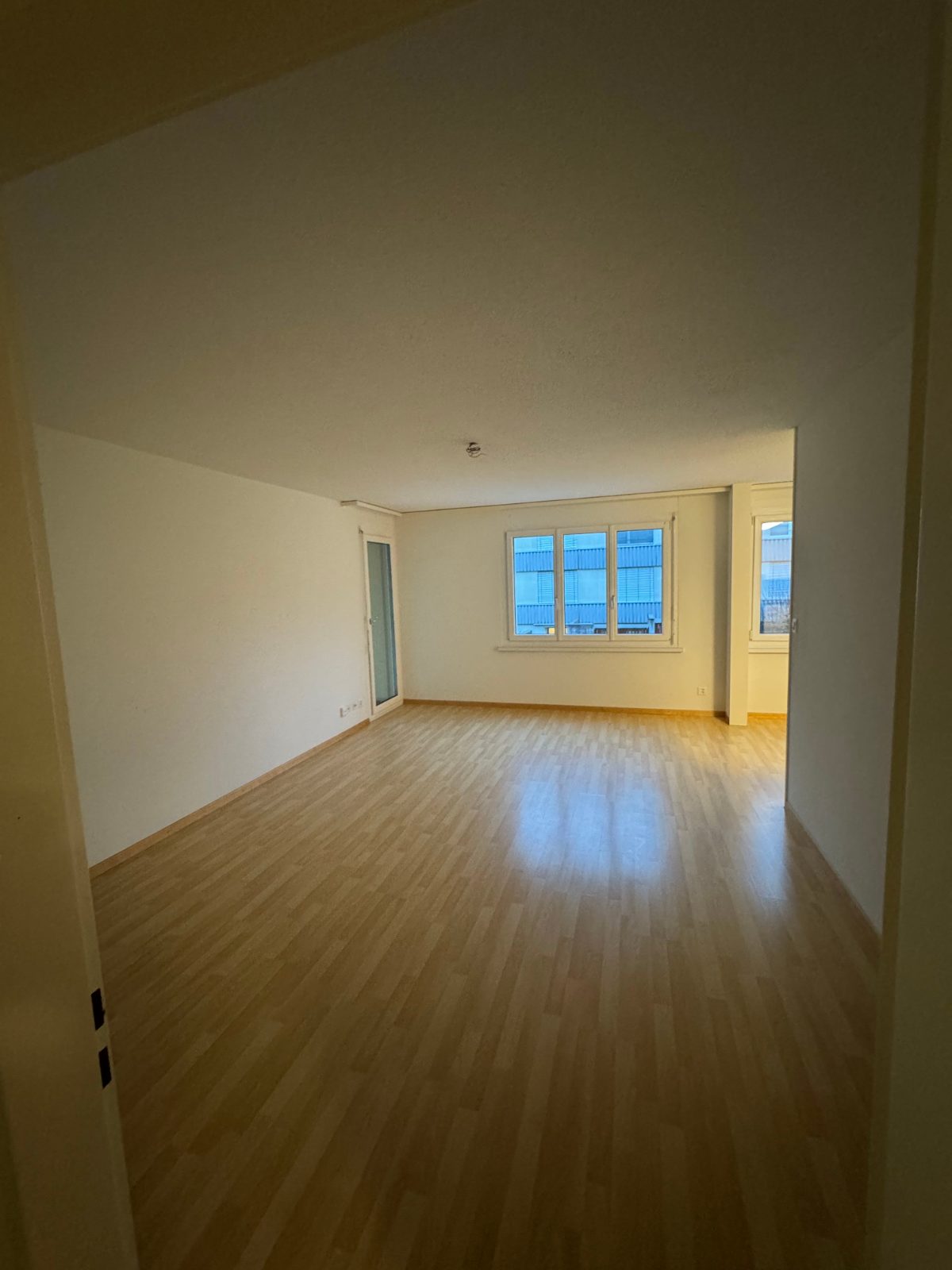 2.5-Zimmer-Wohnung zu vermieten, verfügbar ab 15. Nov, sehr nah am Bahnhof