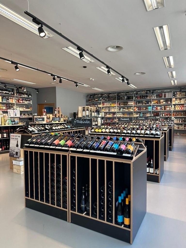 180m² shop, photo 1 of 7