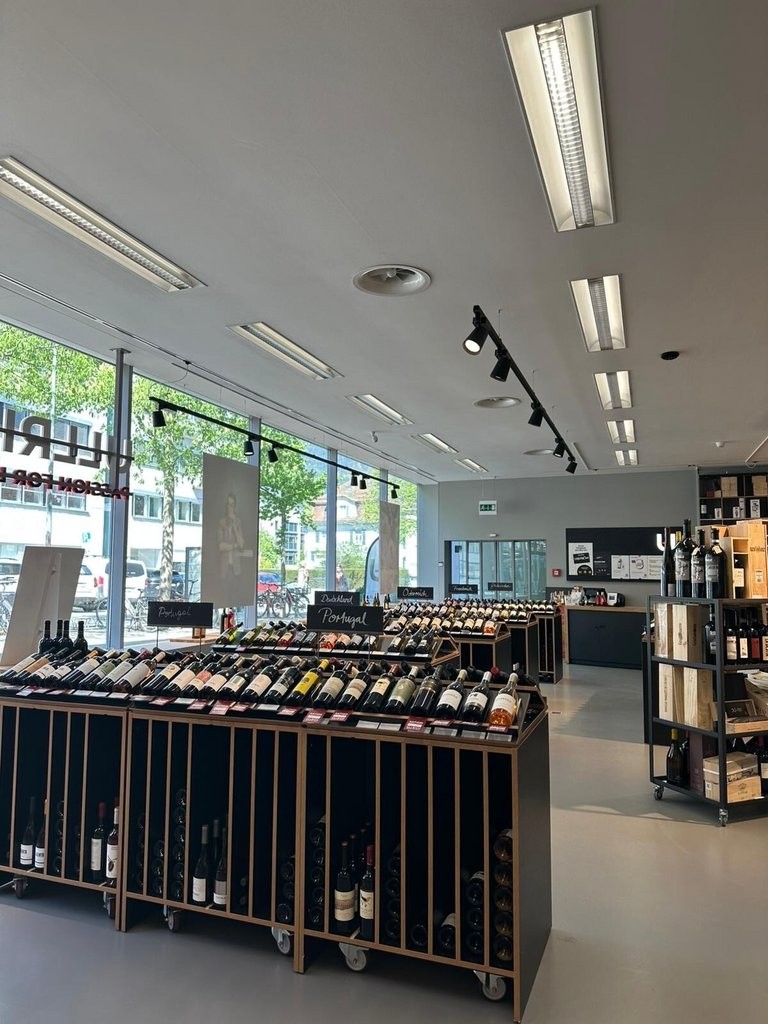 180m² shop, photo 6 of 7