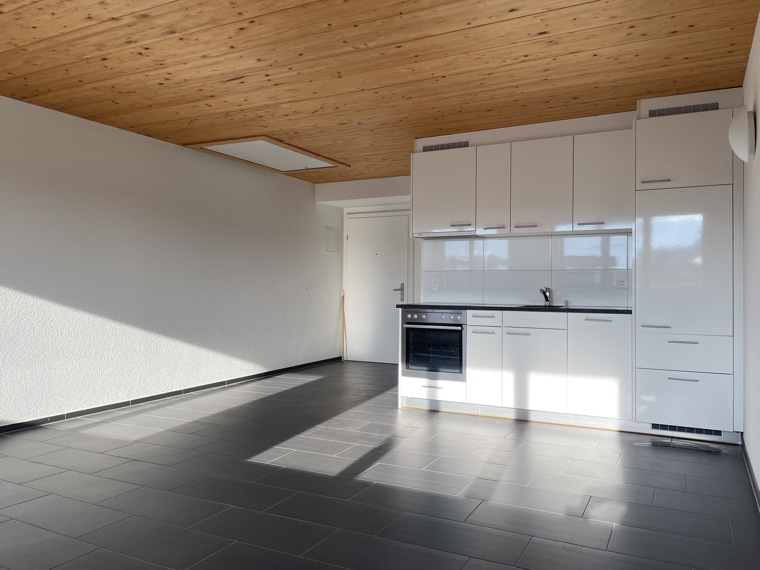 1 room attic flat, Foto 2 von 6