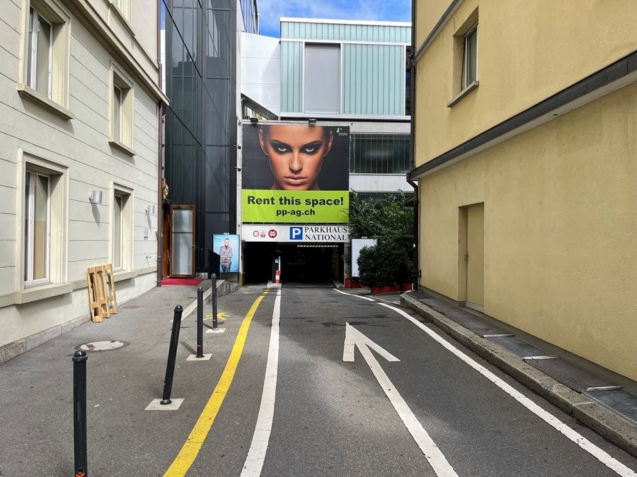 Per sofort oder nach Vereinbarung vermieten wir im Parkhaus National, Luzern einen Autoeinstellplatz (Einstellplatz Nr. 7).
Der monatliche Mietzins beträgt Fr. 200.00.
Zur Beantwortung allfälliger Fragen stehen wir Ihnen gerne zur Verfügung.