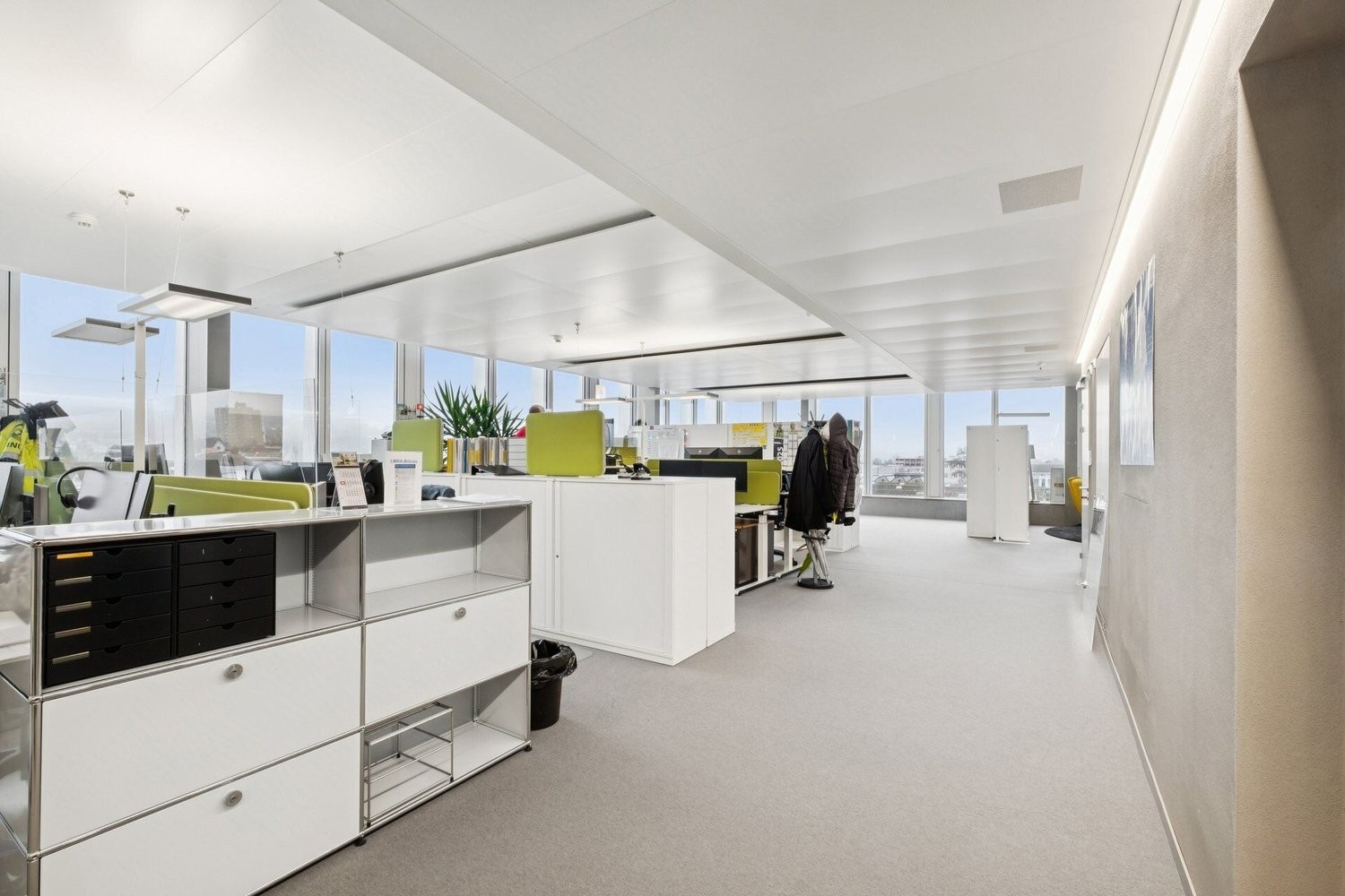 917m² office