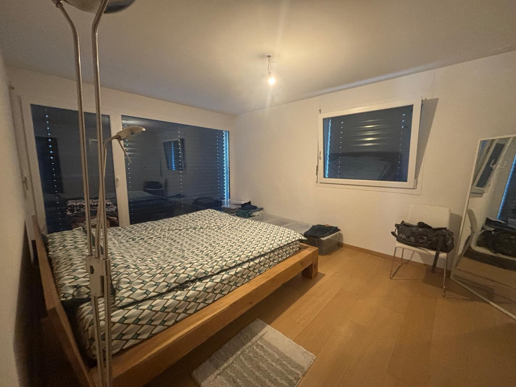 4 ½ Zimmer-Wohnung
4.5-Zimmer-Wohnung im 1. Stock, bestehend aus:
- Flur
- Wohnzimmer
- offene Einbauküche
- 3 Schlafzimmer, davon eines mit Bad/WC und Ankleidezimmer
- Duschbad/WC mit Waschmöglichkeit
- Reduit
- Balkon / Terrasse
Miete: Fr. 3'200.00 + Fr. 280.00 Nebenkostenakonto / Garage Fr. 28, Foto 10 von 10