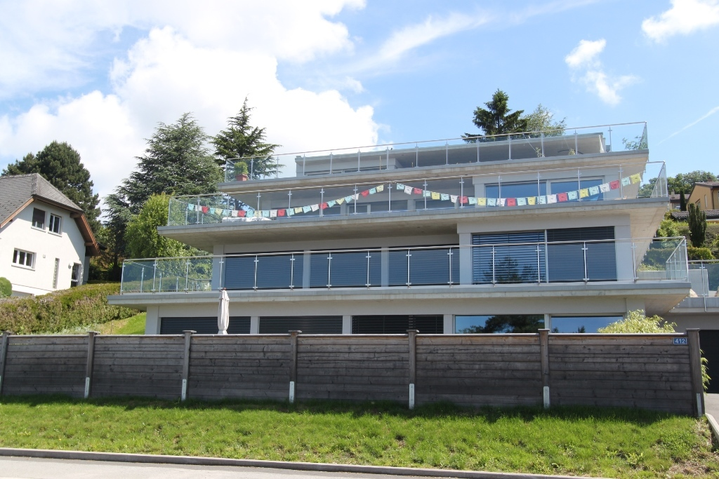 4 ½ Zimmer-Wohnung
4.5-Zimmer-Wohnung im 1. Stock, bestehend aus:
- Flur
- Wohnzimmer
- offene Einbauküche
- 3 Schlafzimmer, davon eines mit Bad/WC und Ankleidezimmer
- Duschbad/WC mit Waschmöglichkeit
- Reduit
- Balkon / Terrasse
Miete: Fr. 3'200.00 + Fr. 280.00 Nebenkostenakonto / Garage Fr. 28, Foto 2 von 10