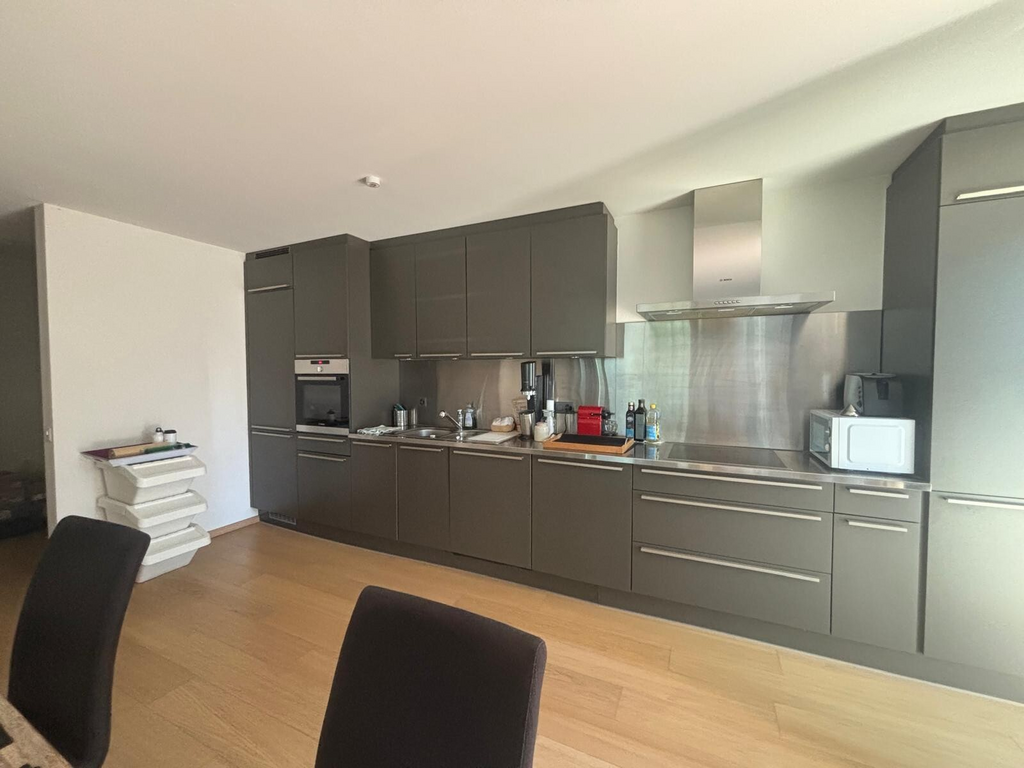 4 ½ Zimmer-Wohnung
4.5-Zimmer-Wohnung im 1. Stock, bestehend aus:
- Flur
- Wohnzimmer
- offene Einbauküche
- 3 Schlafzimmer, davon eines mit Bad/WC und Ankleidezimmer
- Duschbad/WC mit Waschmöglichkeit
- Reduit
- Balkon / Terrasse
Miete: Fr. 3'200.00 + Fr. 280.00 Nebenkostenakonto / Garage Fr. 28, Foto 5 von 10