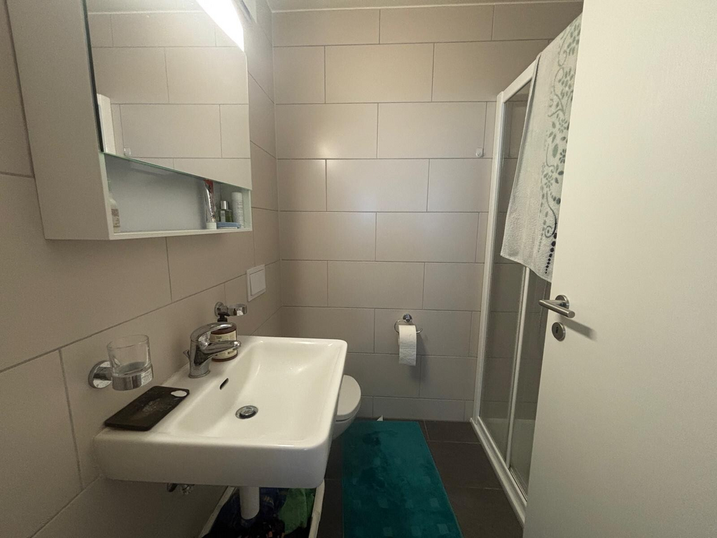 4 ½ Zimmer-Wohnung
4.5-Zimmer-Wohnung im 1. Stock, bestehend aus:
- Flur
- Wohnzimmer
- offene Einbauküche
- 3 Schlafzimmer, davon eines mit Bad/WC und Ankleidezimmer
- Duschbad/WC mit Waschmöglichkeit
- Reduit
- Balkon / Terrasse
Miete: Fr. 3'200.00 + Fr. 280.00 Nebenkostenakonto / Garage Fr. 28, Foto 7 von 10