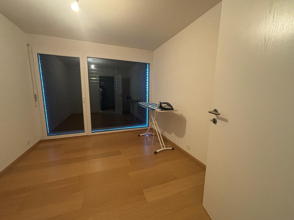 4 ½ Zimmer-Wohnung
4.5-Zimmer-Wohnung im 1. Stock, bestehend aus:
- Flur
- Wohnzimmer
- offene Einbauküche
- 3 Schlafzimmer, davon eines mit Bad/WC und Ankleidezimmer
- Duschbad/WC mit Waschmöglichkeit
- Reduit
- Balkon / Terrasse
Miete: Fr. 3'200.00 + Fr. 280.00 Nebenkostenakonto / Garage Fr. 28, Foto 8 von 10