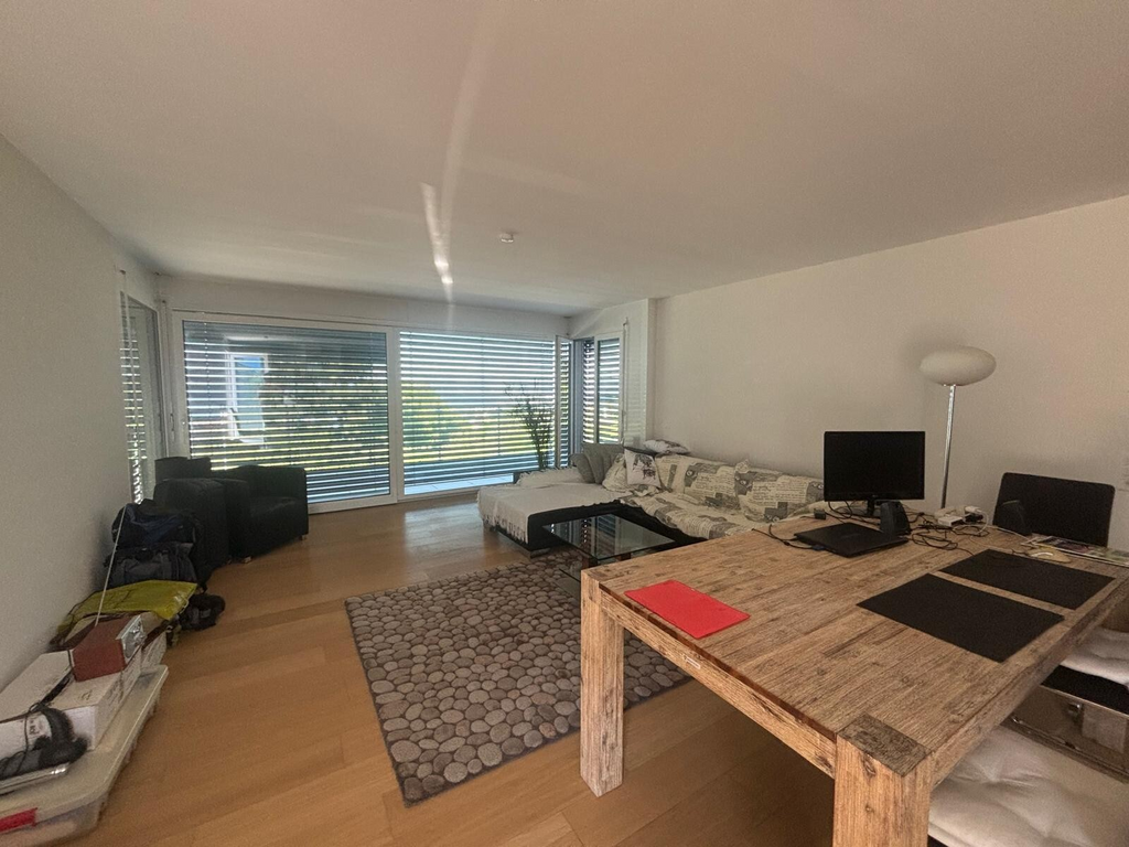 4 ½ Zimmer-Wohnung
4.5-Zimmer-Wohnung im 1. Stock, bestehend aus:
- Flur
- Wohnzimmer
- offene Einbauküche
- 3 Schlafzimmer, davon eines mit Bad/WC und Ankleidezimmer
- Duschbad/WC mit Waschmöglichkeit
- Reduit
- Balkon / Terrasse
Miete: Fr. 3'200.00 + Fr. 280.00 Nebenkostenakonto / Garage Fr. 28, Foto 4 von 10