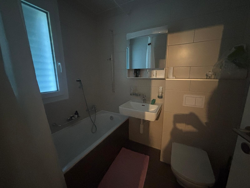 4 ½ Zimmer-Wohnung
4.5-Zimmer-Wohnung im 1. Stock, bestehend aus:
- Flur
- Wohnzimmer
- offene Einbauküche
- 3 Schlafzimmer, davon eines mit Bad/WC und Ankleidezimmer
- Duschbad/WC mit Waschmöglichkeit
- Reduit
- Balkon / Terrasse
Miete: Fr. 3'200.00 + Fr. 280.00 Nebenkostenakonto / Garage Fr. 28, Foto 6 von 10