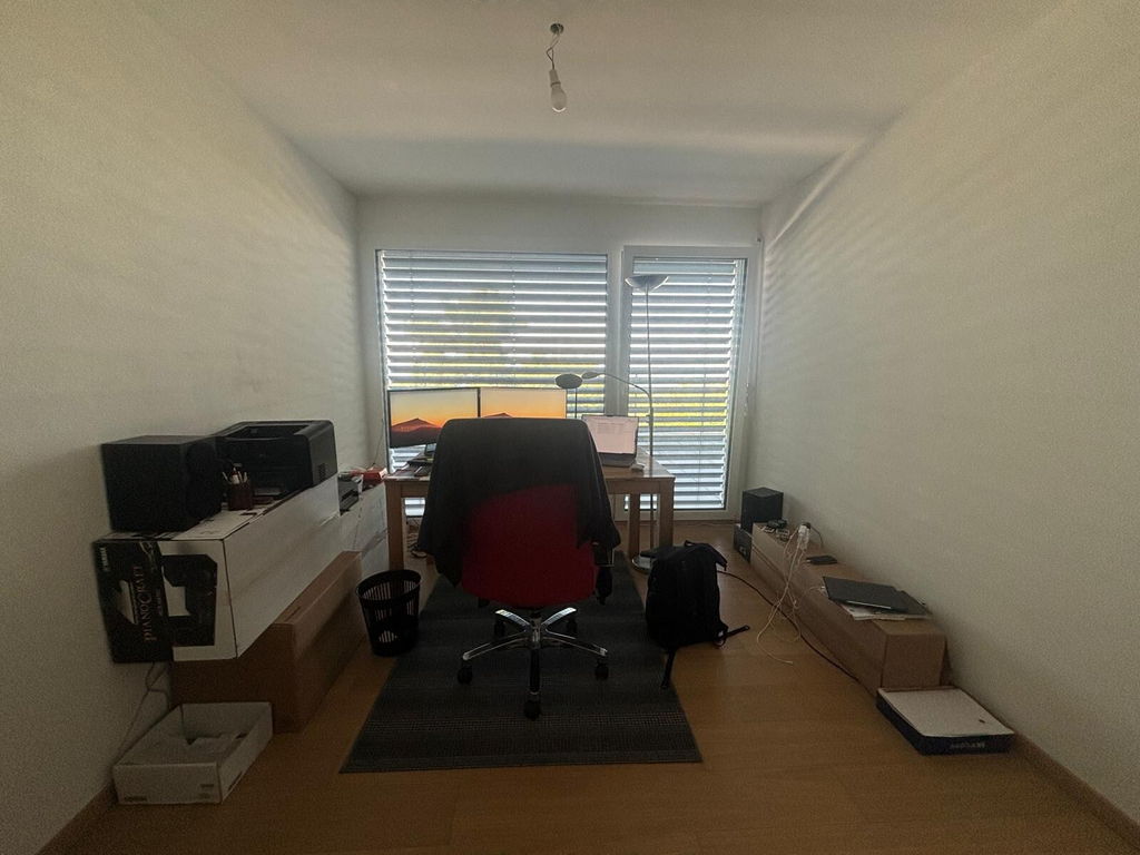 4 ½ Zimmer-Wohnung
4.5-Zimmer-Wohnung im 1. Stock, bestehend aus:
- Flur
- Wohnzimmer
- offene Einbauküche
- 3 Schlafzimmer, davon eines mit Bad/WC und Ankleidezimmer
- Duschbad/WC mit Waschmöglichkeit
- Reduit
- Balkon / Terrasse
Miete: Fr. 3'200.00 + Fr. 280.00 Nebenkostenakonto / Garage Fr. 28, Foto 9 von 10