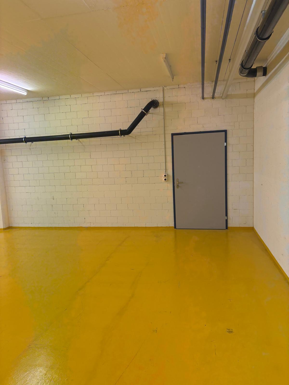 130m² storage room