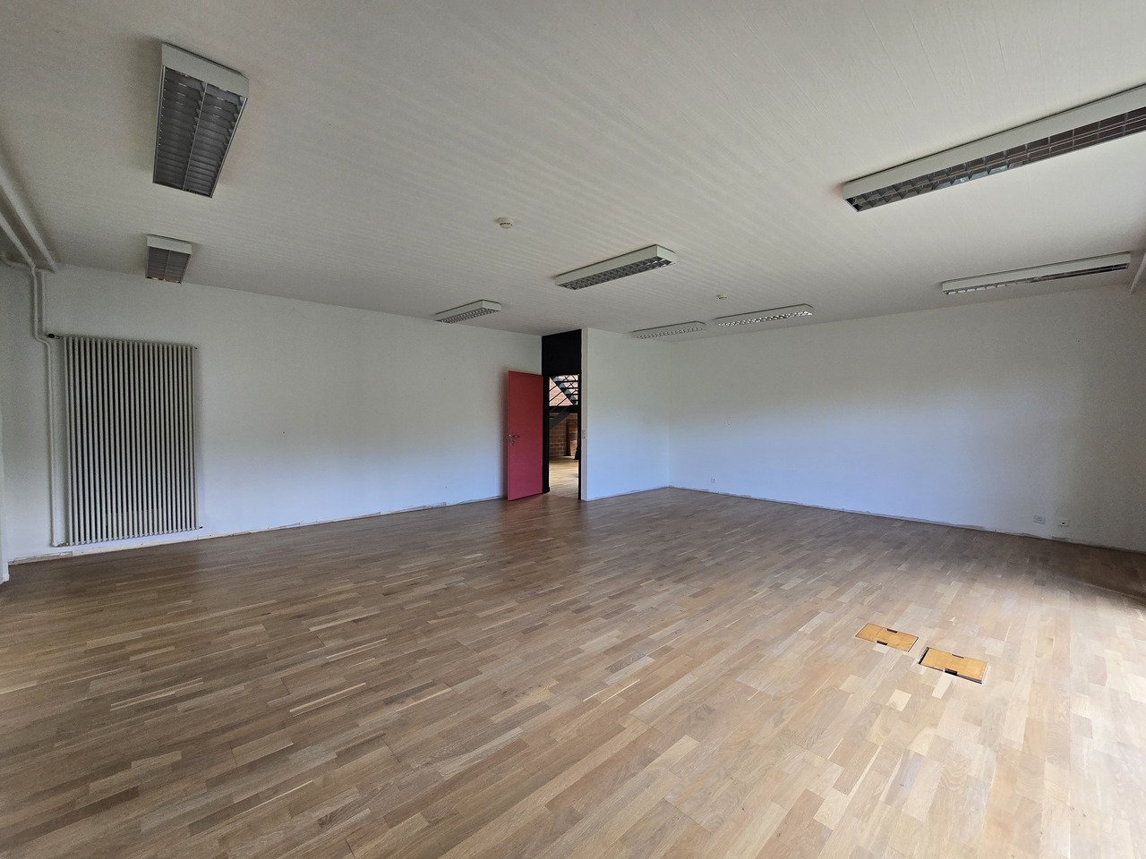 69m² Büro

Fläche von 69m2 in einer ruhigen und grünen Zone **

Geografische Lage **
- Unmittelbare Nähe zu Geschäften und zur Autobahn A9 (5 Minuten)
- Bahnhof Villeneuve in 4 Minuten

**Ausstattung**
- Nutzung: Büro
- Fläche: 69m2
- Etage: Erdgeschoss
- Deckenhöhe: 2.60
- Fenster: Doppelverglasung