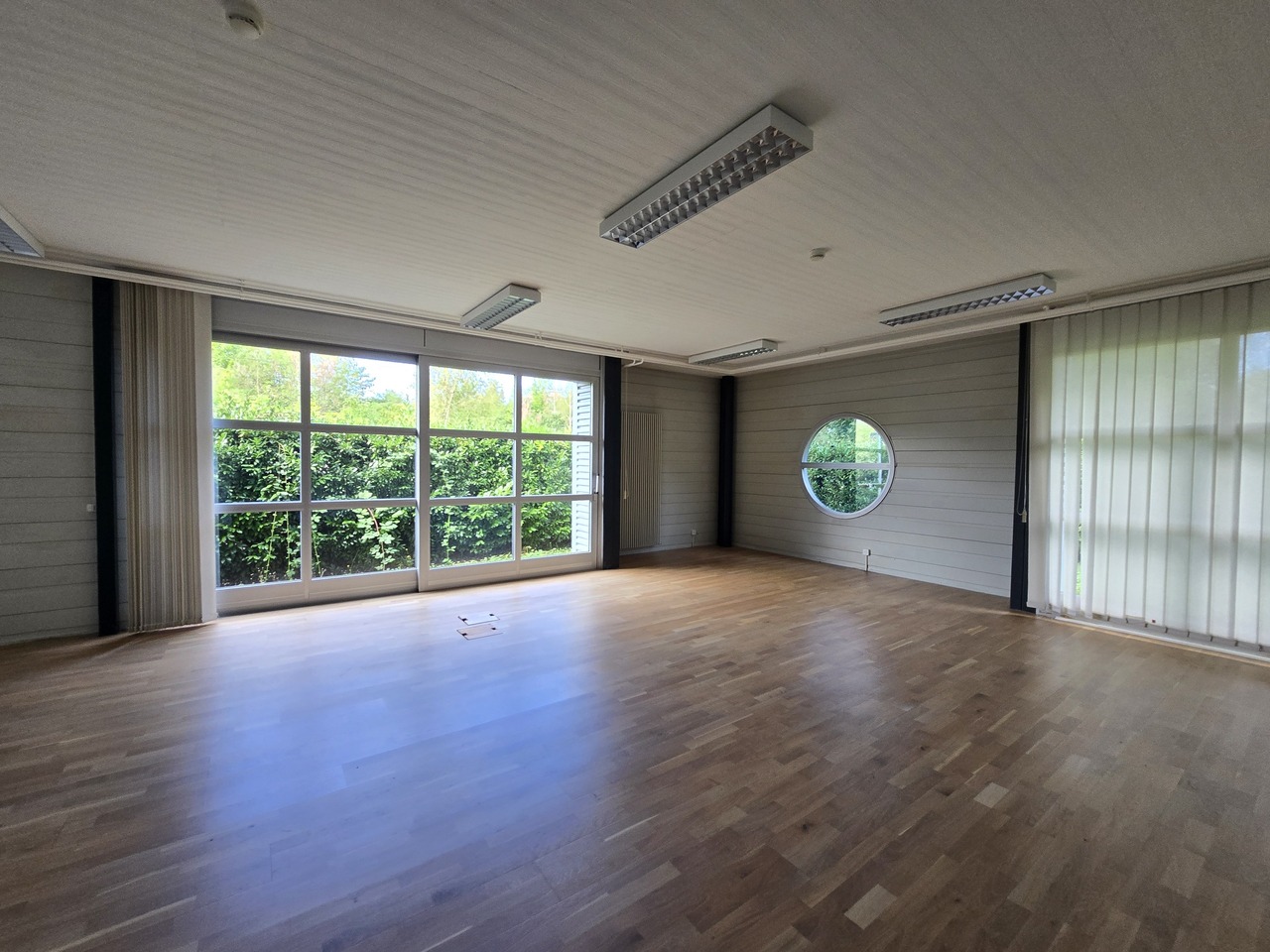 69m² Büro

Fläche von 69m2 in einer ruhigen und grünen Zone **

Geografische Lage **
- Unmittelbare Nähe zu Geschäften und zur Autobahn A9 (5 Minuten)
- Bahnhof Villeneuve in 4 Minuten

**Ausstattung**
- Nutzung: Büro
- Fläche: 69m2
- Etage: Erdgeschoss
- Deckenhöhe: 2.60
- Fenster: Doppelverglasung